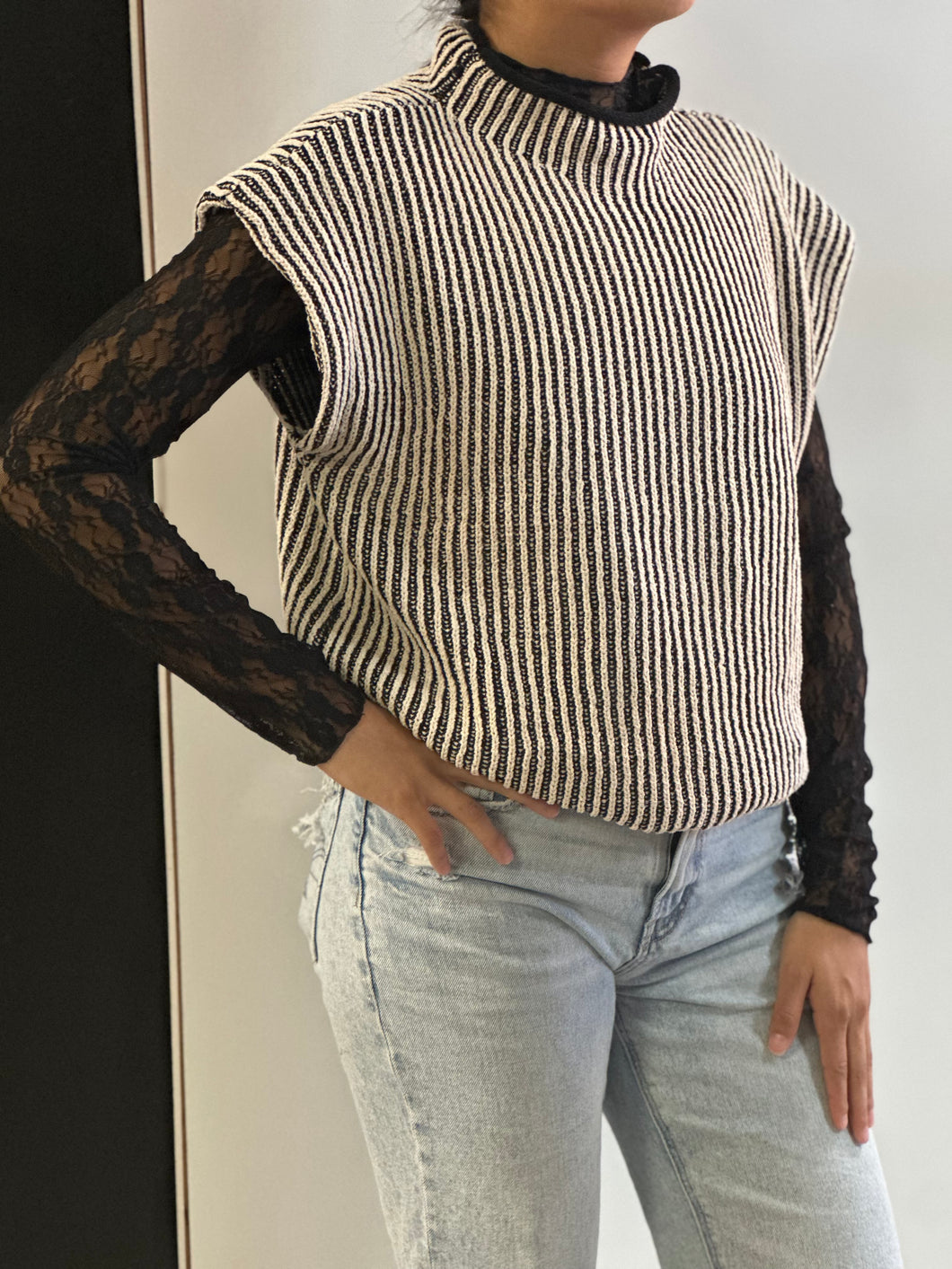 Women Sweater Vest/Black-12W3388N-1