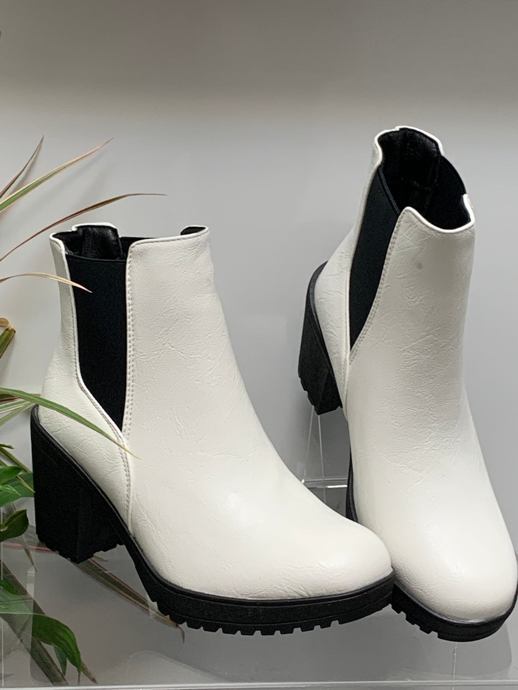 Women Boots/White-Status-51
